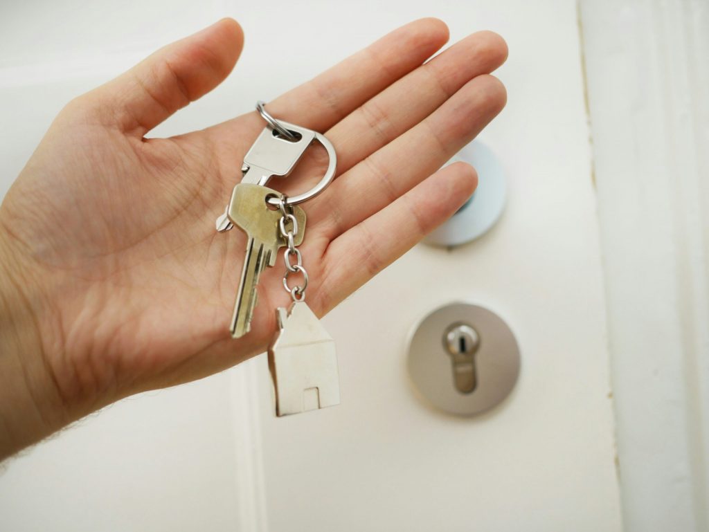 Pilih Mana Investasi Rumah atau Apartemen?